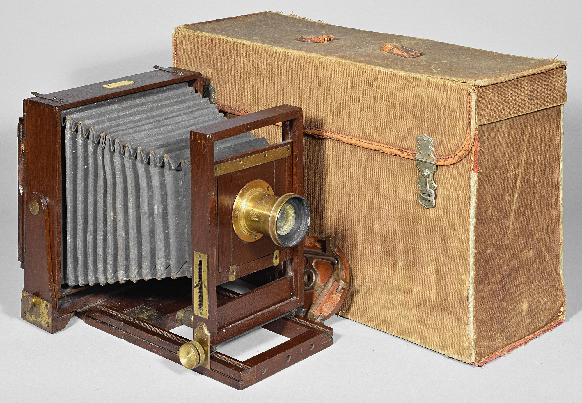 1364.aksarben-5x7-a-w.case&tripod.top-2000.jpg